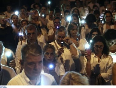 Μάτι: Στιγμές συγκίνησης στη συγκέντρωση για τα θύματα της φονικής πυρκαγιάς (φώτο)